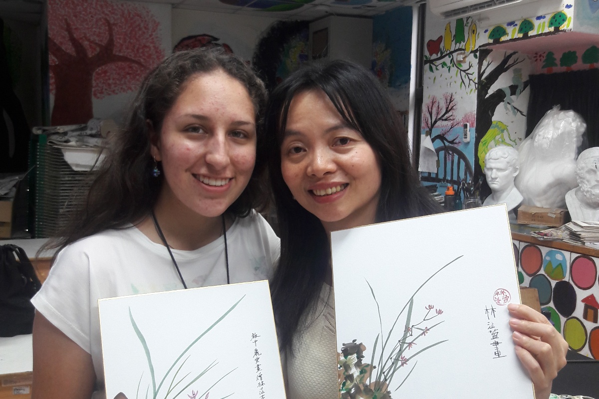 林麗雲_每年帶領外籍學生進行國畫課課程。